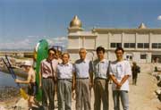 我國草原科學(xué)工作者在國際草原大會期間,(左起)鄔道國博士、作者、李博院士、李永宏博士